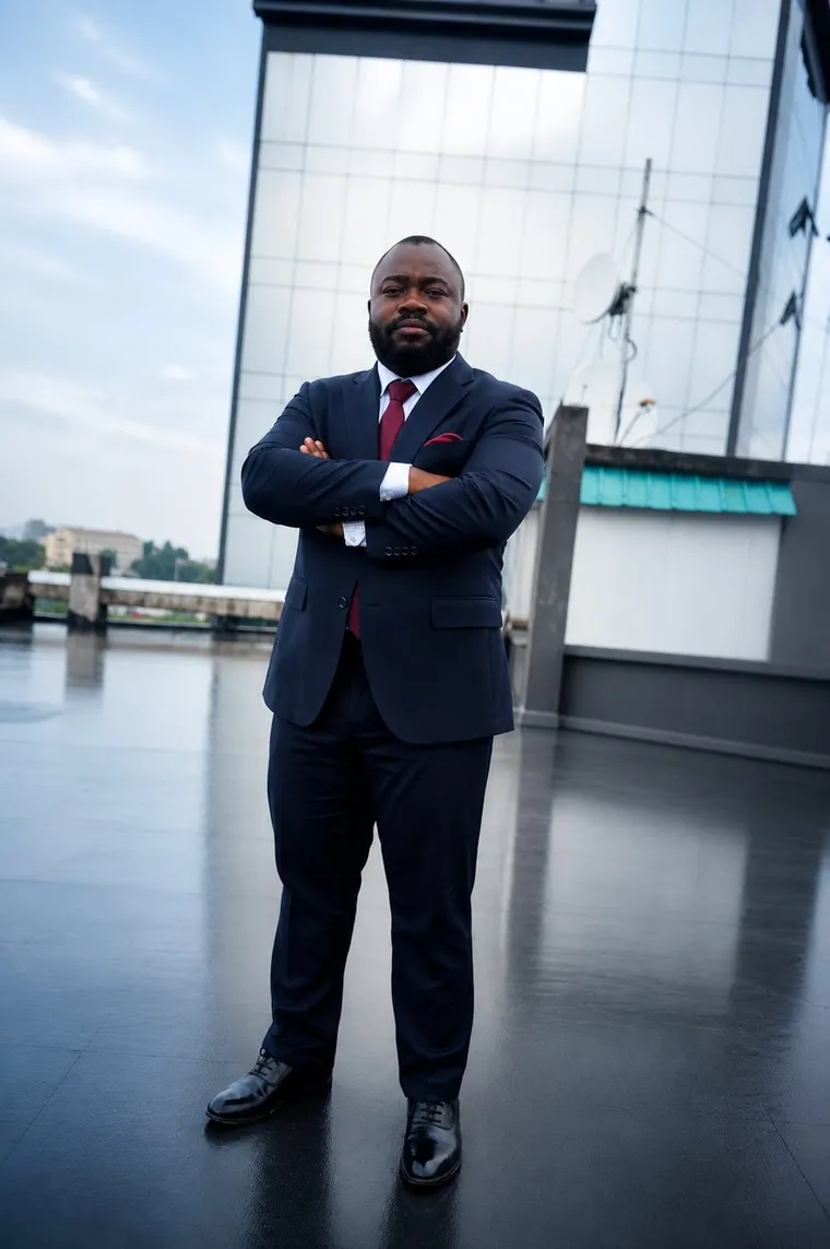 Stany Sulu, fondateur de STANTECH, debout, bras croisés